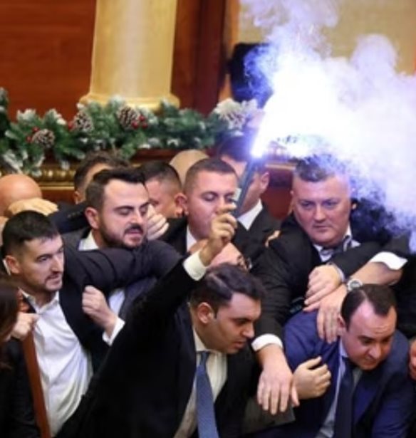 Αλβανία: Συγκρούσεις μέσα στο κοινοβούλιο εν μέσω κατηγοριών εις βάρος της κυβέρνησης Ράμα για διαφθορά