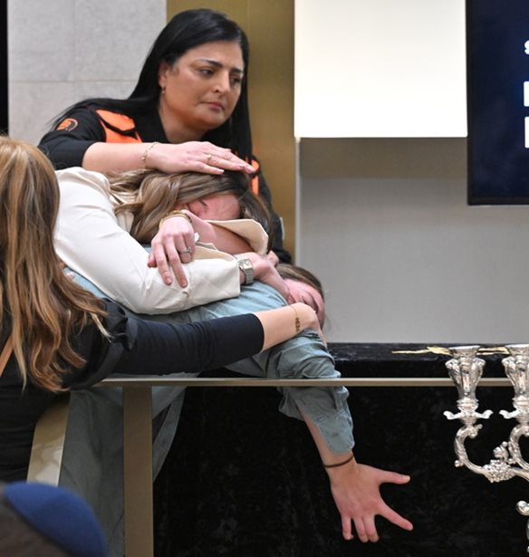 Επίθεση στο Σίδνεϊ: Για τρομοκρατία και άλλα 58 αδικήματα κατηγορείται ο δράστης - Ξεκίνησαν οι κηδείες των θυμάτων