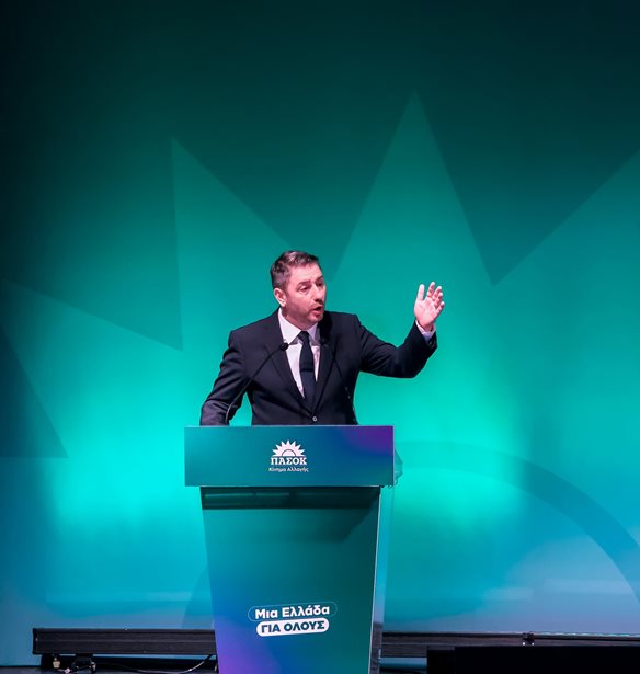 Οι δημοσκοπήσεις πληγώνουν το ΠΑΣΟΚ- Πυκνώνουν τα μηνύματα σε Αδρουλάκη