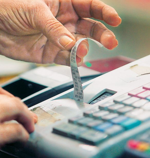 Έκθεση Κομισιόν:  Πρωταθλήτρια στη μείωση της φοροδιαφυγής η Ελλάδα - Κάτω από 10% το "κενό" ΦΠΑ, 55% η μείωσή του σε μια 5ετία