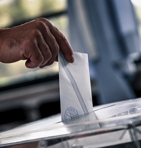 Δημοσκοπήσεις: Ο λογαριασμός που πληρώνει η κυβέρνηση για τα αγροτικά μπλόκα