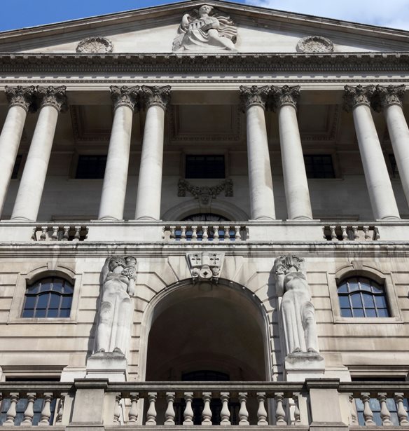 Τράπεζα της Αγγλίας: Μείωση επιτοκίων στο 3,75% αλλά με επιφυλάξεις για τη συνέχεια