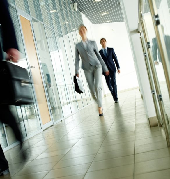 Μεγάλη άνοδος στο μισθολογικό κόστος  - Πτώση στις κενές θέσεις εργασίας