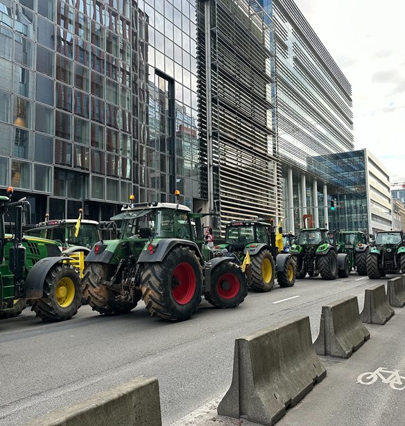 Τρακτέρ έξω από το Ευρωκοινοβούλιο: Συγκρούσεις διαδηλωτών αγροτών με την αστυνομία στο κέντρο των Βρυξελλών