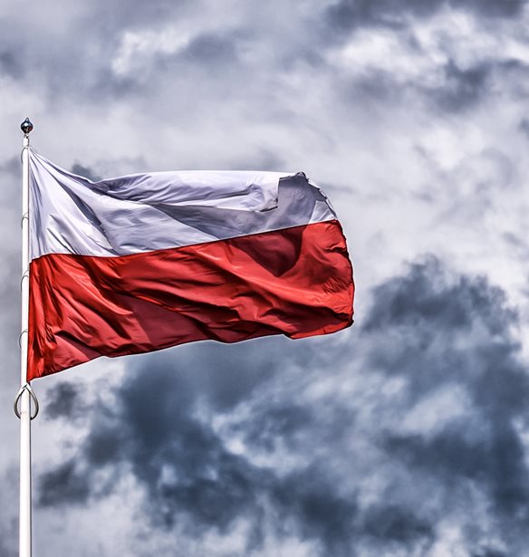 Άγνωστοι έριξαν κόκκινη μπογιά στο προξενείο της Πολωνίας στις Βρυξέλλες