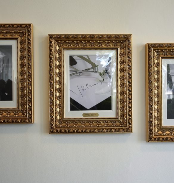 "Ο χειρότερος πρόεδρος στην ιστορία των ΗΠΑ": Μειωτικοί χαρακτηρισμοί κάτω απ’ το πορτρέτο του Μπάιντεν στον Λευκό Οίκο