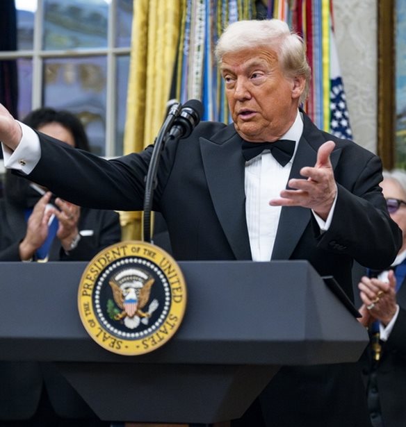 "Η Βιογραφία του Ντόναλντ Τραμπ για Παιδιά" στο "πακέτο καλωσορίσματος" λευκών Νοτιοαφρικανών που φθάνουν στις ΗΠΑ