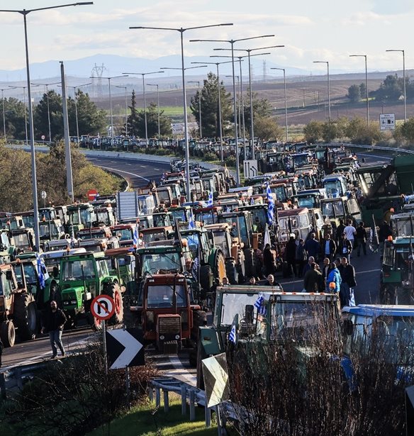 Αγρότες ανοίγουν τα διόδια για ελεύθερες διελεύσεις των πολιτών – Συνεχίζονται οι κινητοποιήσεις σε όλη τη χώρα