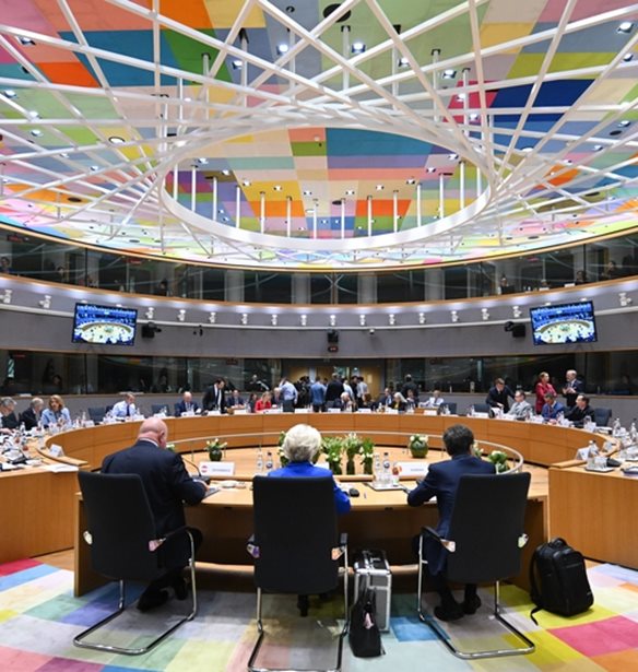 "Ώρα μηδέν" για το δάνειο της ΕΕ στο Κίεβο - Μπορεί η Ουκρανία να "επιβιώσει" χωρίς τα ρωσικά assets;