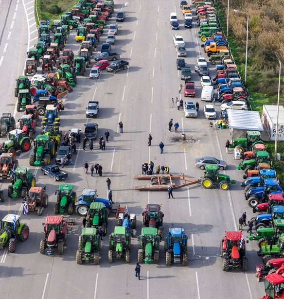 Ενισχύουν τα μπλόκα  οι αγρότες – Ανοιχτή η κυβερνητική πρόσκληση για διάλογο επιμένουν Τσιάρας, Κοντογεώργης