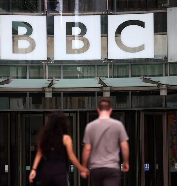 Βρετανός υπουργός καλεί το BBC να μην υποχωρήσει μπροστά στην αγωγή του Τραμπ