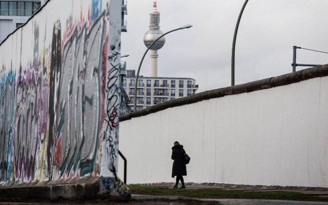 Ας κατεδαφίσουμε το νέο "Τείχος"