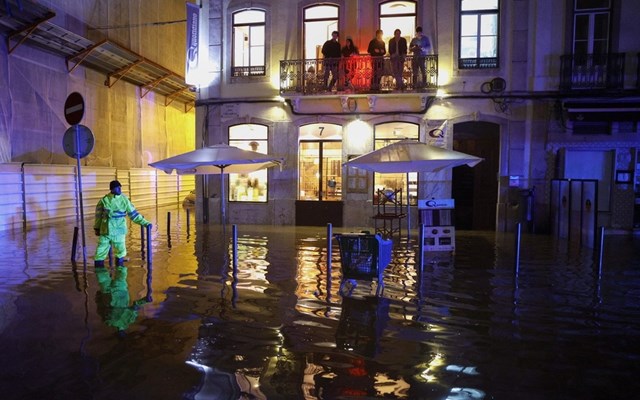 Πορτογαλία: Πέντε νεκροί από την κακοκαιρία Κριστίν - 450.000 νοικοκυριά παραμένουν χωρίς ρεύμα