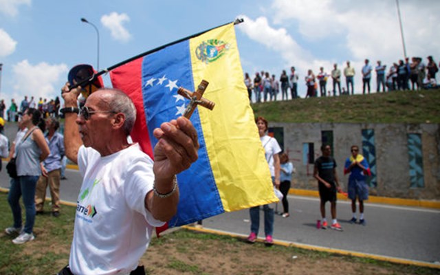 Απελευθερώνονται ως την επόμενη Παρασκευή όλοι οι πολιτικοί κρατούμενοι στη Βενεζουέλα