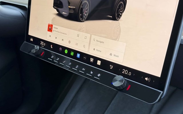 Με αυτό το αξεσουάρ μπορείς εύκολα να έχεις φυσικά κουμπιά στα Tesla Model 3 και Model Y