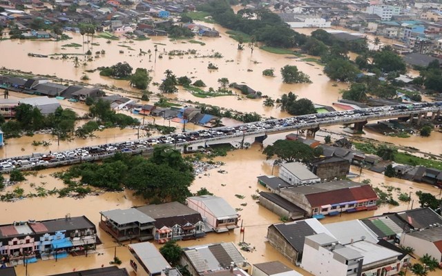 Στους 55 οι νεκροί από τις πλημμύρες στην Ταϊλάνδη - 61 νεκροί από τον κυκλώνα στη Σουμάτρα