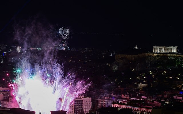 Με μουσική, drone show και... αθόρυβα πυροτεχνήματα η Αθήνα υποδέχθηκε το 2026