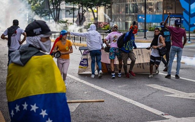 Βενεζουέλα: Χιλιάδες άνθρωποι στην πρώτη μεγάλη διαδήλωση της αντιπολίτευσης στη μετά Μαδούρο εποχή