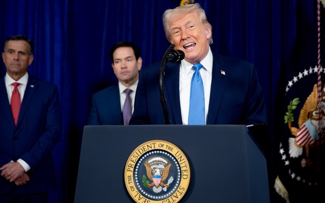 WSJ: Η κυβέρνηση Τραμπ επιδιώκει να κάνει πιο εύκολη την απόλυση ανώτερων ομοσπονδιακών υπαλλήλων