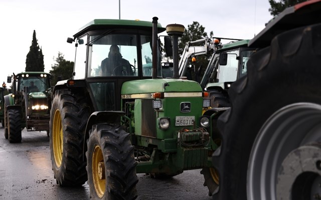 Λάρισα: Παραμένουν στο μπλόκο της Νίκαιας οι αγρότες