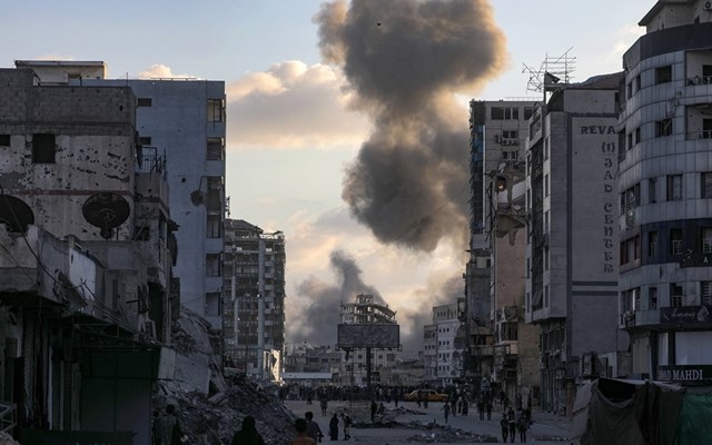 Εντείνονται οι ισραηλινές αεροπορικές επιθέσεις και οι επιθέσεις πυροβολικού στη νότια και κεντρική Γάζα