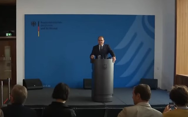 "Κέντρα επιστροφών" μεταναστών στην Αφρική θέλει ο Γερμανός ΥΠΕΣ