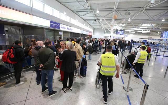 Ανεβάζει πτήσεις η Ελλάδα, πέφτει η Μύκονος- Τι δείχνουν τα στοιχεία για το 2025