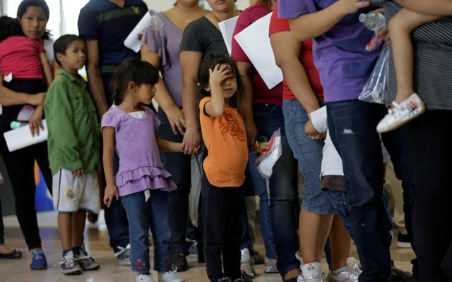 Reuters: 4.400 δικαστικές αποφάσεις αποφαίνονται ότι η κυβέρνηση Τραμπ κρατά παράνομα μετανάστες