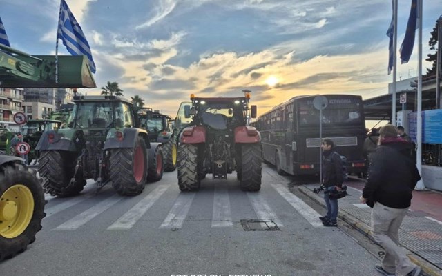 Στο λιμάνι του Βόλου οι αγρότες με δεκάδες τρακτέρ υπό αυστηρή αστυνομική επιτήρηση