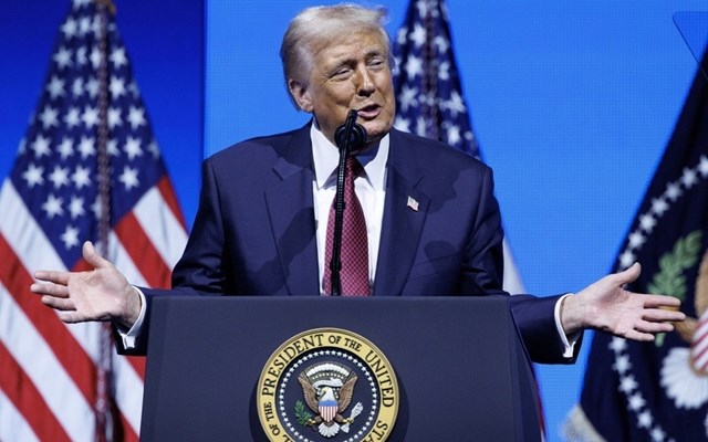 Ο Τραμπ παγώνει την εξέταση όλων των αιτήσεων ασύλου