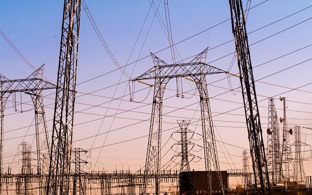 Οι αδυναμίες στα ηλεκτρικά δίκτυα ακριβαίνουν το ρεύμα στην Ευρώπη