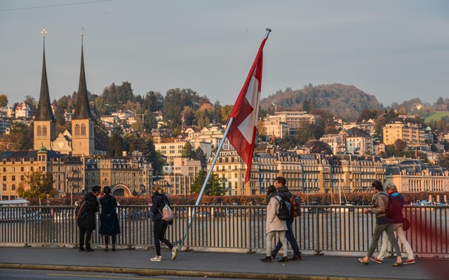 Δημοψήφισμα στην Ελβετία: Το 79% των πολιτών απέρριψε την πρόταση για κλιματικό φόρο στους πολύ πλούσιους
