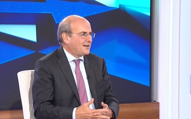 Ο Κ. Χατζηδάκης εξηγεί γιατί η προκαταβολή της βασικής ενίσχυσης ήταν φέτος χαμηλότερη:"Περισσότερες οι επιδοτήσεις που θα λάβουν φέτος οι αγρότες".