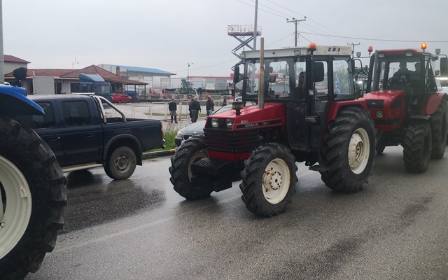Δικογραφία για τον οδηγό τρακτέρ που κινήθηκε απειλητικά κατά αστυνομικών στο μπλόκο κοντά στο αεροδρόμιο "Μακεδονία"