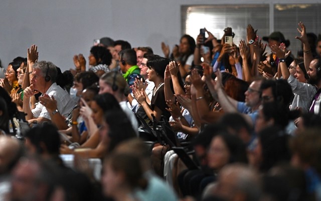 COP30: Χαμηλών φιλοδοξιών συμβιβασμός 200 χωρών για την κλιματική δράση, χωρίς σχέδιο εξόδου από τα ορυκτά καύσιμα