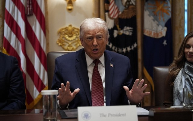 Ο Τραμπ λέει ότι "έπεισε τον εαυτό του" να αναβάλει τη στρατιωτική δράση στο Ιράν