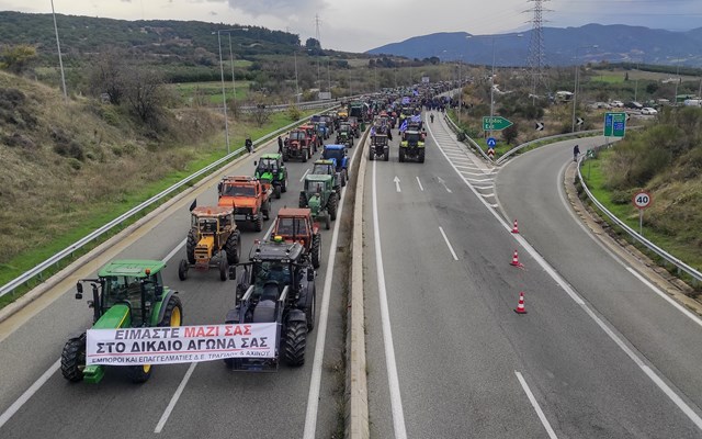 Σκληραίνουν τη στάση τους οι αγρότες με νέες κινητοποιήσεις από Δευτέρα - Δικογραφία για τον αγρότη που κινήθηκε ενάντιον των ΜΑΤ