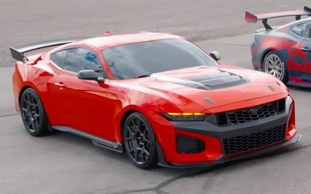 O Max Verstappen οδηγεί τη νέα έκδοση της Mustang Dark Horse (video)