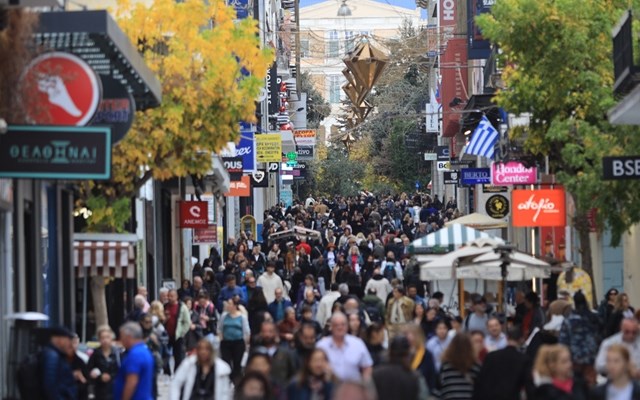 Κοσμοπλημμύρα σε Ερμού και εμπορικό κέντρο της Αθήνας λόγω καλού καιρού και παρατεταμένης Black Friday