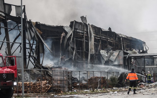 Πυρκαγιά σε εργοστάσιο της Βιολάντα στα Τρίκαλα: Τα σενάρια που εξετάζονται και το υλικό από τις κάμερες ασφαλείας