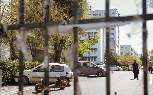 Θεσσαλονίκη: Κοντάρια, βόμβες μολότοφ, ναρκωτικά και αντιασφυξιογόνες μάσκες βρέθηκαν εντός του χώρου του ΑΠΘ