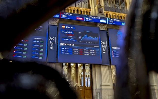 Μικτές τάσεις στις ευρωαγορές με το βλέμμα στη Γροιλανδία