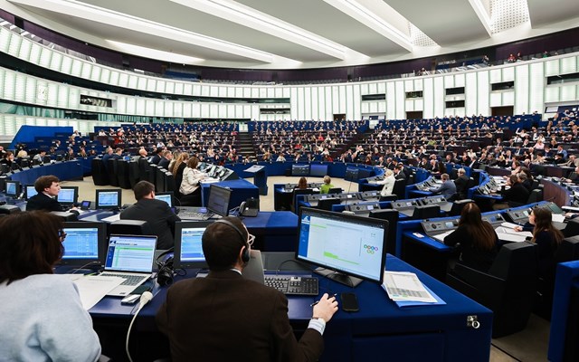 Το Ευρωπαϊκό Κοινοβούλιο ξαναρχίζει την εξέταση της εμπορικής συμφωνίας ΕΕ - ΗΠΑ