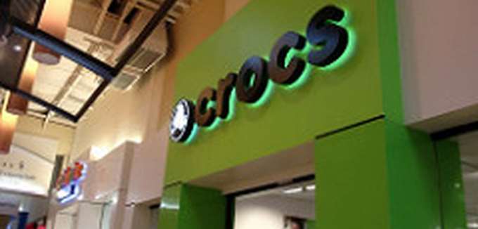 Γιατί ξεπουλάνε τα Crocs στην Ελλάδα - Η μήνυση στον Τραμπ