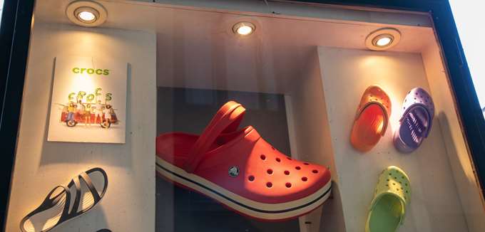 Γιατί ξεπουλάνε τα Crocs στην Ελλάδα - Η μήνυση στον Τραμπ
