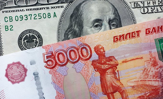 Ρούβλι: "Βουτιά" 6% έναντι του δολαρίου μετά την έναρξη της ουκρανικής αντεπίθεσης στο Κουρσκ