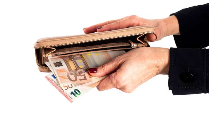 Στο συρτάρι η διάταξη μείωσης του φόρου στα μερίσματα