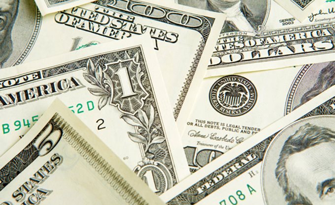Το δολάριο θα σημειώσει απότομη πτώση, προειδοποιεί επιφανής οικονομολόγος του Yale