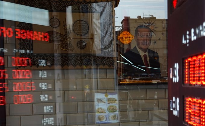 Σε ετήσιο υψηλό η ισοτιμία δολαρίου/τουρκικής λίρας: Ξεπέρασε το 16,5 μετά από τα στοιχεία για τον πληθωρισμό