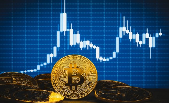 Standard Chartered: Στα 100.000 δολάρια μπορεί να φτάσει το Bitcoin μέχρι το τέλος του 2024